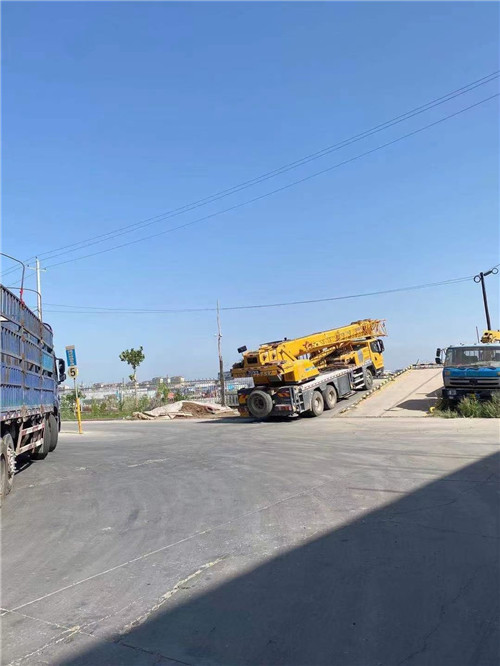 铁力市25吨吊车的租赁价格大概是多少？