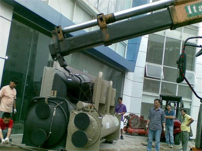 铁力市随车吊和汽车吊的核心区别是什么？哪种更省钱？