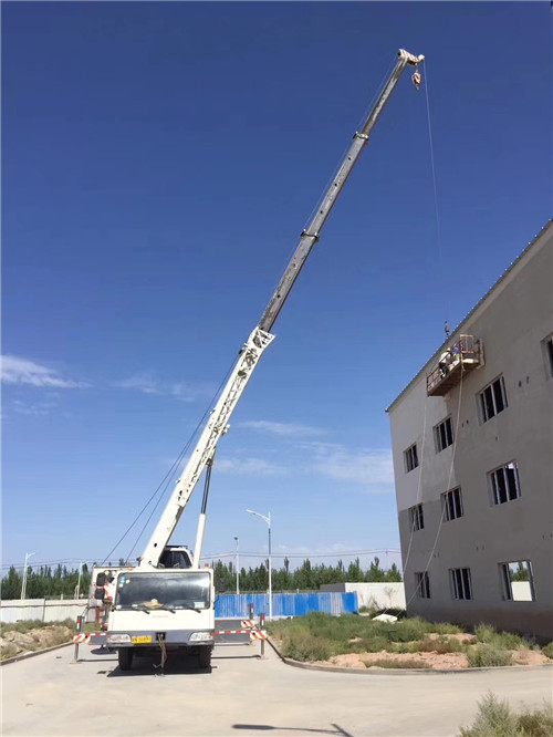 铁力市“轻装强干”—— 吊车的 “轻量化臂架” 技术